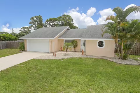 1415 Falcon Rd, Venice, FL 34293