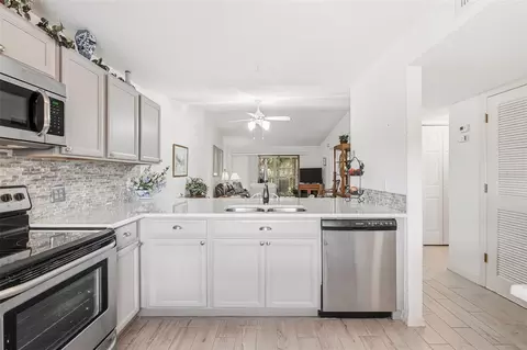 Kitchen - 175 Kings Hwy #437, Punta Gorda, FL 33983 photo 3 of 6