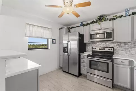 Kitchen - 175 Kings Hwy #437, Punta Gorda, FL 33983 photo 2 of 6