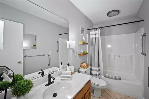 Bath - 380 Base Ave E #202, Venice, FL 34285 photo 1 of 2