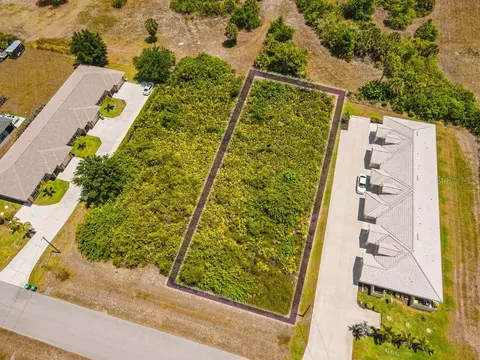 18 Donlon Dr, Rotonda West, FL 33947