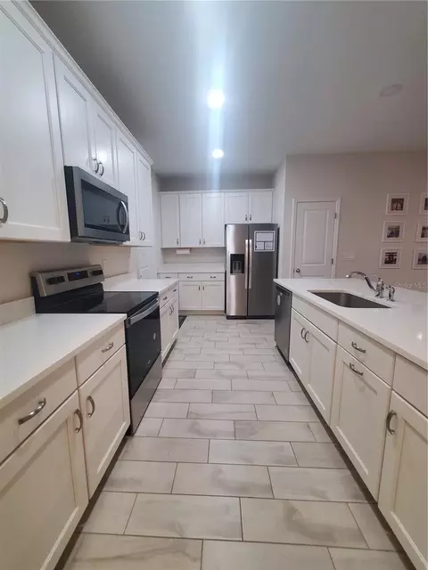 Kitchen - 10960 Brightleaf Ct, Riverview, FL 33569 photo 3 of 5