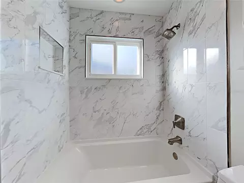 Bath - 1237 Barmere Ln, Brandon, FL 33511 photo 1 of 3