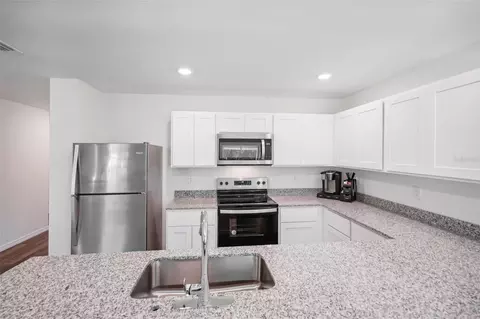 Kitchen - 34030 Long Cir, Webster, FL 33597 photo 4 of 4