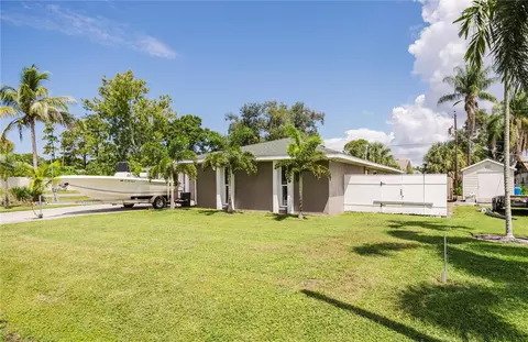 Exterior - 625 E Baffin Dr, Venice, FL 34293 photo 5 of 9