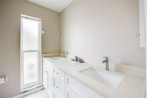 Bath - 625 E Baffin Dr, Venice, FL 34293 photo 1 of 3