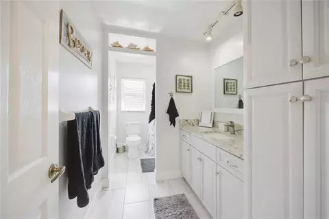 Bath - 625 E Baffin Dr, Venice, FL 34293 photo 2 of 3