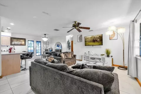 Living - 4875 SE Apache Dr, Arcadia, FL 34266 photo 2 of 5