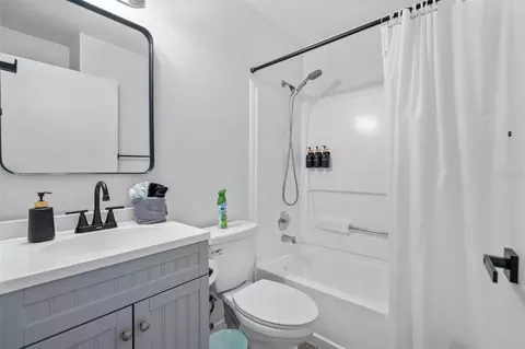 Bath - 11105 3rd Ave E, Bradenton, FL 34212 photo 1 of 4