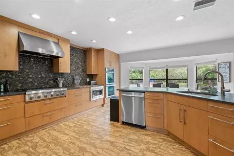 Kitchen - 4616 Ackerly Way, Brandon, FL 33511 photo 2 of 8