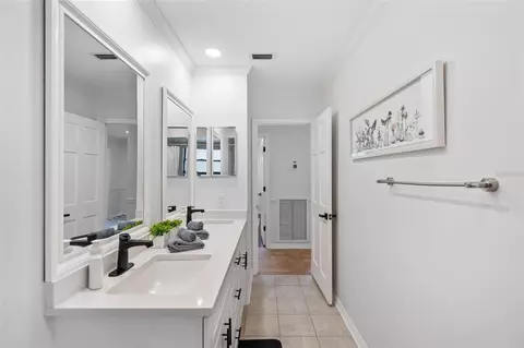 Bath - 4616 Ackerly Way, Brandon, FL 33511 photo 4 of 14