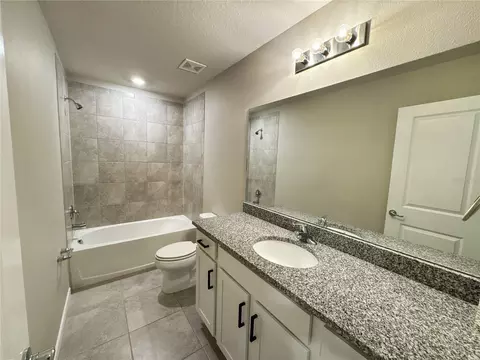 Bath - 8308 Reefbay Cv, Parrish, FL 34219 photo 3 of 3