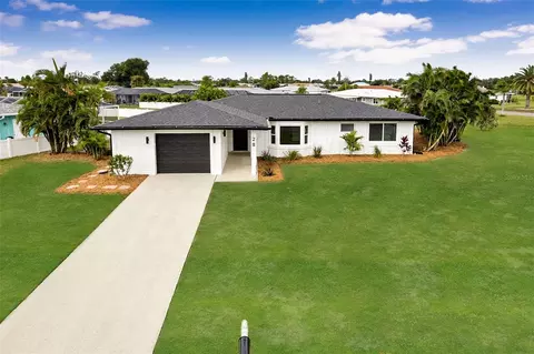 28 Golfview Rd, Rotonda West, FL 33947