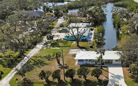 20 S Oxford Dr, Englewood, FL 34223