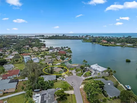 516 Pine Cone Ln, Nokomis, FL 34275