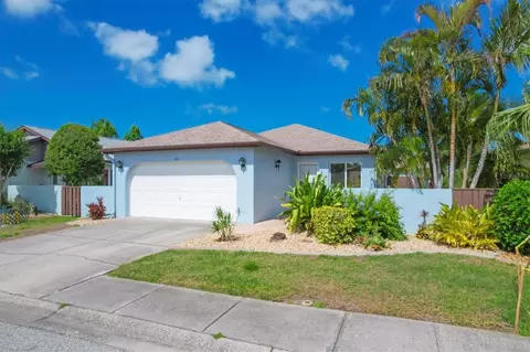 605 Cherrywood Dr, Englewood, FL 34223