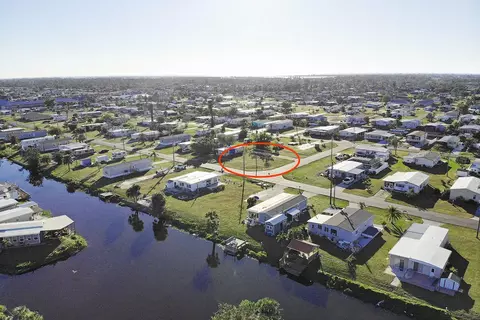 1384 Flamingo Dr, Englewood, FL 34224