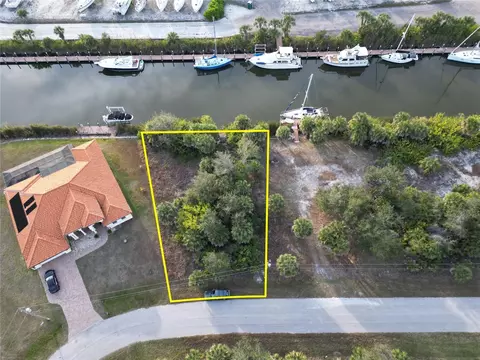 10481 Redondo St, Port Charlotte, FL 33981