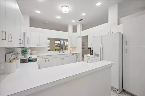 Kitchen - 547 Fallbrook Dr, Venice, FL 34292 photo 5 of 6