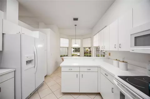 Kitchen - 547 Fallbrook Dr, Venice, FL 34292 photo 4 of 6