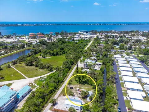 240 Riverview Ave, Englewood, FL 34223