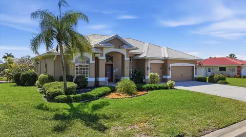 324 Oakwood Cir, Englewood, FL 34223