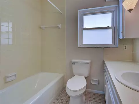 Bath - 412 Pine Tree Ter, Venice, FL 34293 photo 5 of 6