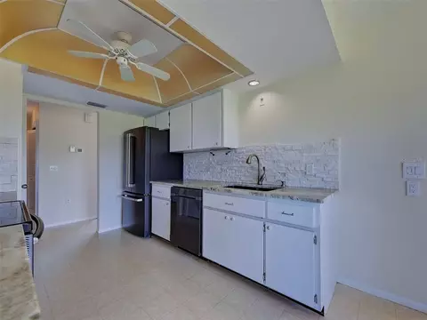 Kitchen - 412 Pine Tree Ter, Venice, FL 34293 photo 3 of 5