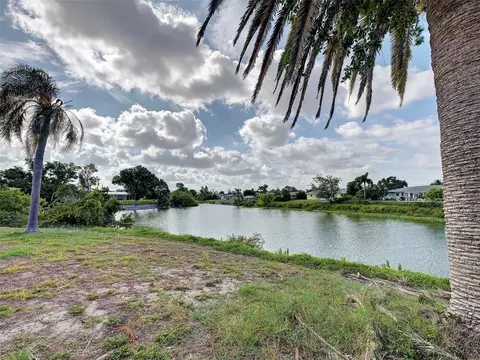 View/Area - 412 Pine Tree Ter, Venice, FL 34293 photo 7 of 9