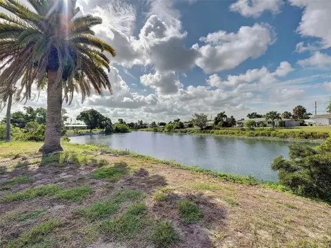 View/Area - 412 Pine Tree Ter, Venice, FL 34293 photo 6 of 9