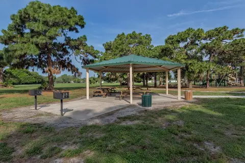 Exterior - 412 Pine Tree Ter, Venice, FL 34293 photo 15 of 18
