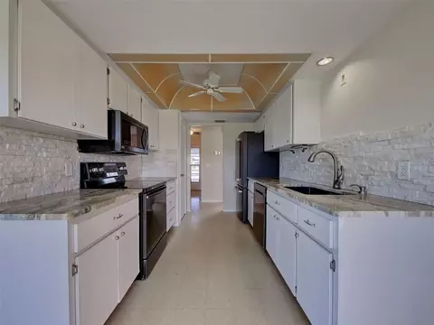 Kitchen - 412 Pine Tree Ter, Venice, FL 34293 photo 4 of 5