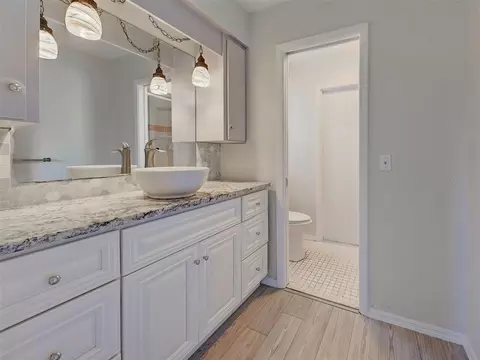 Bath - 412 Pine Tree Ter, Venice, FL 34293 photo 2 of 6