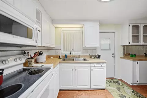 Kitchen - 3450 Grapefruit Ln, Estero, FL 33928 photo 3 of 3