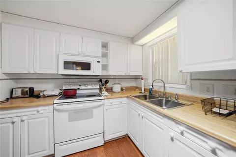 Kitchen - 3450 Grapefruit Ln, Estero, FL 33928 photo 2 of 3