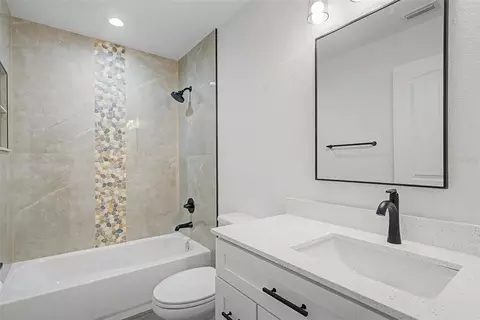 Bath - 3921 Dauphine St, Sebring, FL 33872 photo 4 of 6