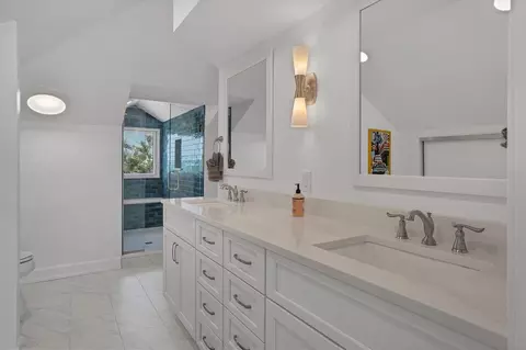 Bath - 19 Grouper Hole Dr, Boca Grande, FL 33921 photo 5 of 7