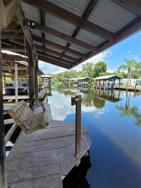 62 Carefree Dr, Welaka, FL 32193