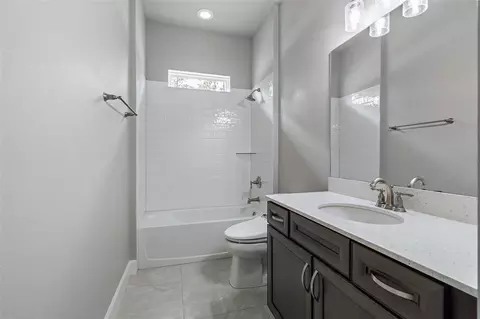 Bath - 998 Downshire Ln, Ormond Beach, FL 32174 photo 7 of 9