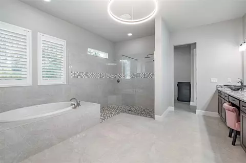 Bath - 998 Downshire Ln, Ormond Beach, FL 32174 photo 2 of 9