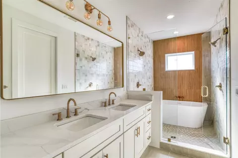 Bath - 7 Sebastian Ave #C, Saint Augustine, FL 32084 photo 2 of 7