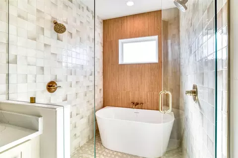 Bath - 7 Sebastian Ave #C, Saint Augustine, FL 32084 photo 3 of 7
