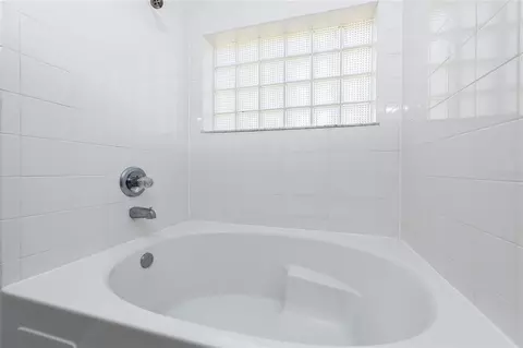 Bath - 3072 Ocean Shore Blvd, Ormond Beach, FL 32176 photo 2 of 6