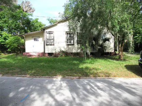 14 S Lake St, Crescent City, FL 32112