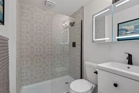 Bath - 63 Oneida St, Saint Augustine, FL 32084 photo 1 of 3