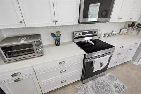 Kitchen - 7 Tideway Trl, Palm Coast, FL 32137 photo 5 of 7