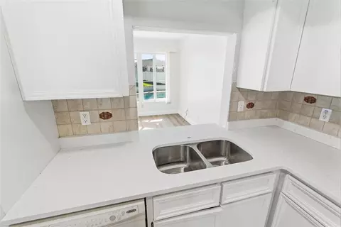 Kitchen - 33 E Sea Hbr, Ormond Beach, FL 32174 photo 5 of 6