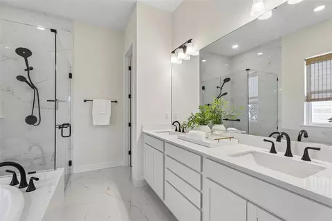Bath - 136 Iris Creek Dr, Saint Augustine, FL 32092 photo 2 of 7