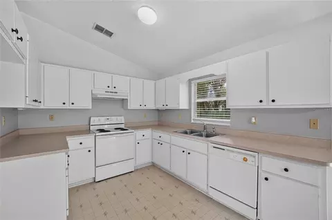 Kitchen - 6740 SE 52nd Pl, Ocala, FL 34472 photo 2 of 2