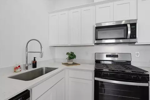 Kitchen - 80 Bogey Pl, Bunnell, FL 32110 photo 4 of 5
